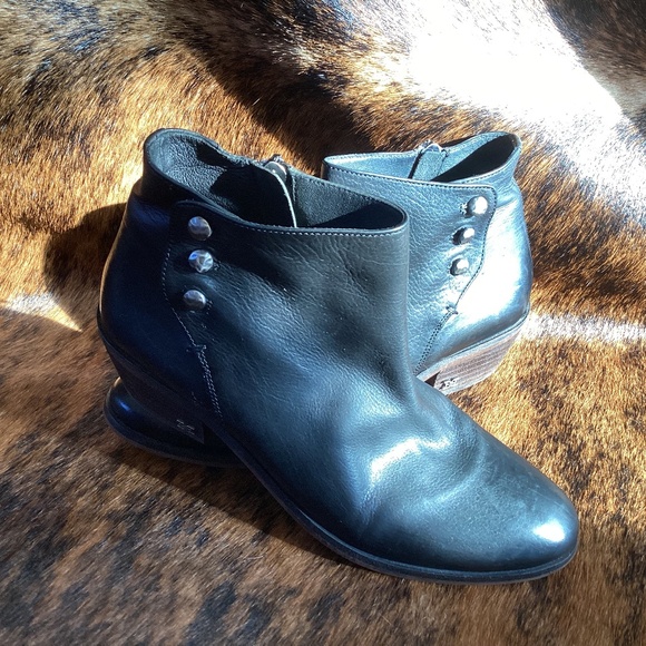 Sam Edelman Black Leather Rivet Button Detail Zipper Bootie - Picture 1 of 8